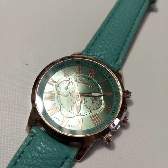 NWT Geneva Ladies wrist watch With pebbled turquoise band & rose gold large face